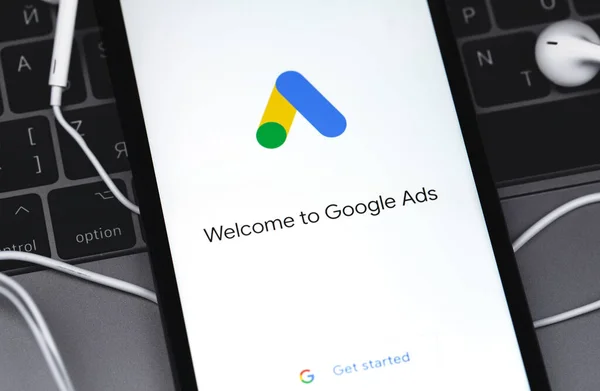 Google Ads Adwords Application Logo Sur Smartphone Écran Avec Fond — Photo