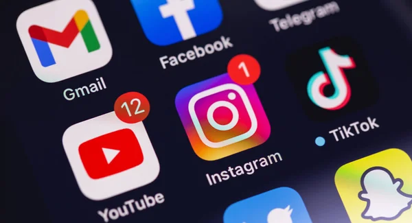 Zobrazení Ikon Mobilních Aplikací Sociálních Médií Youtube Instagram Tiktok Obrazovce — Stock fotografie