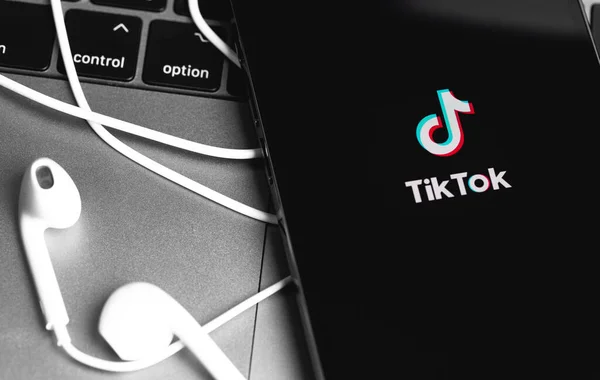 Logo Tiktok Pada Iphone Sceen Dan Apple Earpods Headphone Closeup — Stok Foto