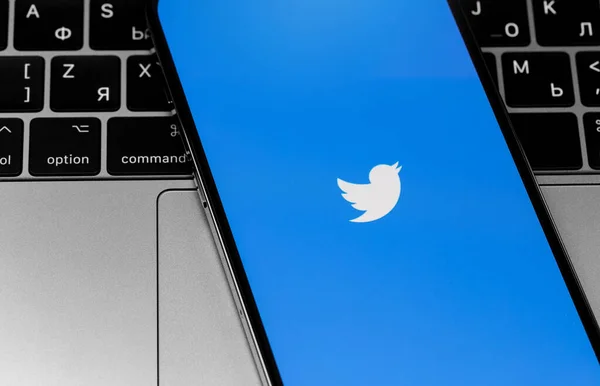 Twitter Logo Application Mobile Sur Smartphone Écran Sur Ordinateur Portable — Photo