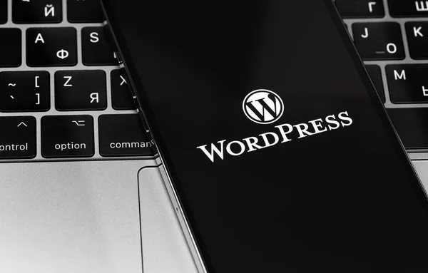 Wordpress应用的标志在屏幕智能手机上与笔记本电脑的特写 Wordpress 开源网站内容管理系统 俄罗斯莫斯科 2020年12月3日 — 图库照片