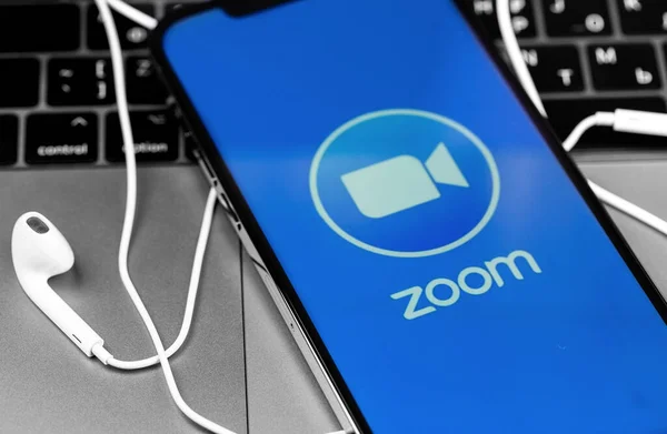 Logo Aplikacji Zoom Ekranie Iphone Słuchawkami Apple Earpods Zbliżenie Zoom — Zdjęcie stockowe