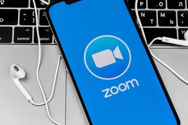 Logo Aplikacji Zoom Ekranie Iphone Słuchawkami Earpods Zbliżeniem Macbook Zoom — Zdjęcie stockowe