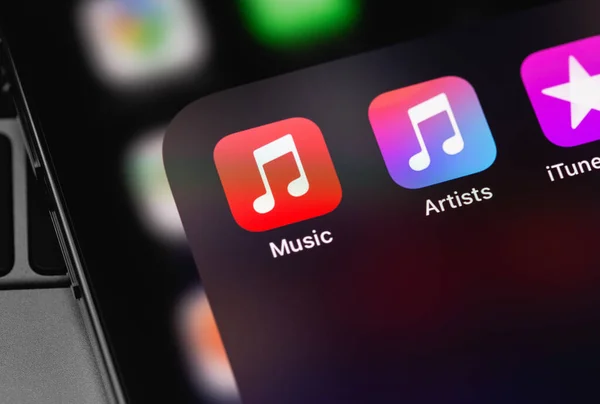 Apple Music Itunes Artists Иконка Мобильного Приложения Экране Iphone Apple — стоковое фото