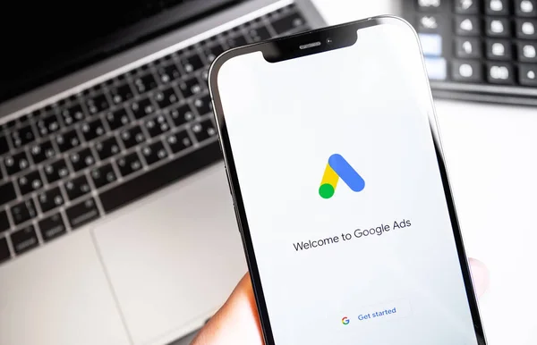 Logo Google Ads Adwords Pantalla Iphone Fondo Del Cuaderno Google — Foto de Stock