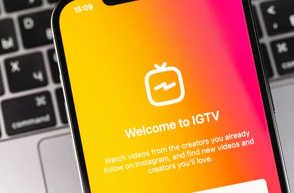 Aplikacja Logo Igtv Wyświetlaczu Iphone Igtv Jest Oddzielną Aplikacją Wideo — Zdjęcie stockowe