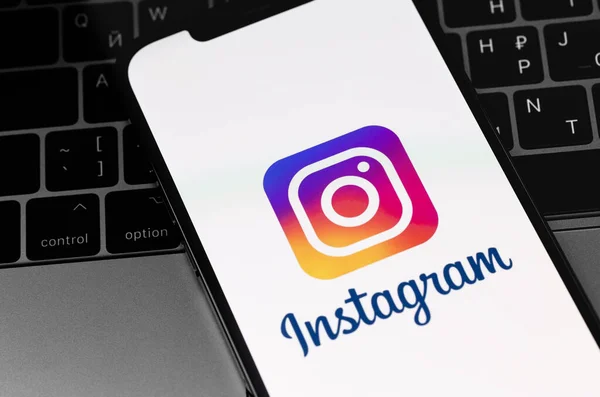 Aplikasi Logo Instagram Pada Layar Iphone Instagram Adalah Aplikasi Berbagi — Stok Foto