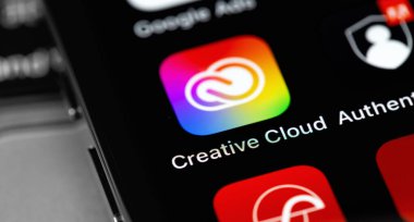 Yaratıcı Bulut mobil uygulama simgesini ekrandaki akıllı telefona aktar, iPhone 'u kapat. Adobe Yaratıcı Bulut - Adobe Sistemleri 'nden bir dizi platformlar arası uygulama. Moskova, Rusya - 16 Şubat 2021