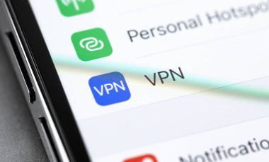 VPN ayarlı Apple iPhone ekranda. Apple Inc., çok uluslu bir Amerikan teknoloji şirketidir. Moskova, Rusya - 15 Ocak 2021