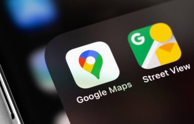 Google Maps, Street View simgeleri ekran akıllı telefonu, makro. Google Maps, ücretsiz haritalama hizmeti ve teknolojisi üzerine kurulmuş bir uygulama koleksiyonudur. Moskova, Rusya - 17 Ocak 2021
