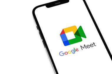 Google Meet logo uygulaması ekranda akıllı telefon, iPhone yakın plan. Google Meet, Google tarafından geliştirilen bir video arama servisidir. Moskova, Rusya - 16 Ocak 2021