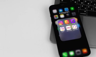 Ekran iPhone 'unda Instagram hizmetleri, mobil uygulamalar (IGTV, Threads ve diğerleri). Instagram akıllı telefonlar için fotoğraf paylaşım uygulamasıdır. Moskova, Rusya - 12 Ocak 202