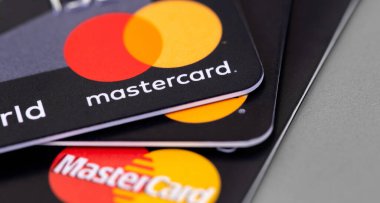 MasterCard plastik elektronik, kredi kartları yakın çekim, makro. Master Card uluslararası ödeme sistemidir. Moskova, Rusya - 18 Ocak 2021