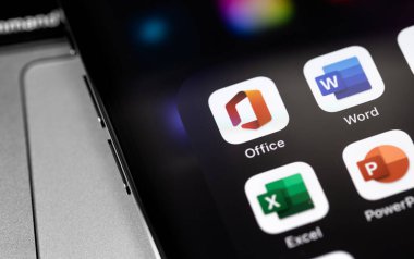 Microsoft Services (Office, Word, Excel, PowerPoint) uygulamaları ekranda akıllı telefon, iPhone. Microsoft Corporation, Amerikan çok uluslu teknoloji şirketidir. Moskova, Rusya - 16 Şubat 2021