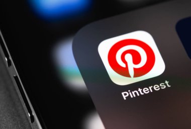 Ekran akıllı telefonunda Pinterest simgesi mobil uygulaması, iPhone makrosu. Pinterest bir sosyal internet servisi, fotoğraf sunucusu. Moskova, Rusya - 12 Ocak 2021