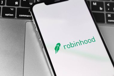Robinhood mobil uygulaması ekranda, akıllı telefonunda, iPhone 'da yakın çekimde. Robinhood Market A.Ş. Amerikan şirketi finansal hizmetler sunuyor. Moskova, Rusya - 16 Şubat 2021
