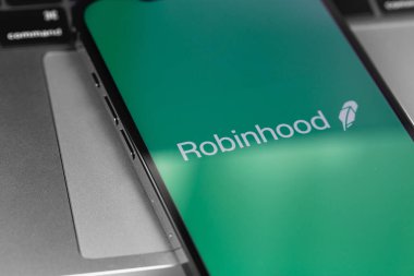 Robinhood mobil uygulaması ekran akıllı telefonunda, iPhone ve klavye defteri. Robinhood Market A.Ş. Amerikan şirketi finansal hizmetler sunuyor. Moskova, Rusya - 16 Şubat 2021