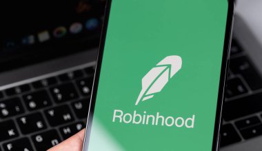 Robinhood mobil uygulaması ekranda, akıllı telefon, iPhone elinde. Robinhood Market A.Ş. Amerikan şirketi finansal hizmetler sunuyor. Moskova, Rusya - 16 Şubat 2021
