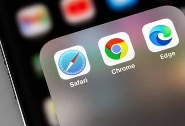 Safari, Google Chrome ve Microsoft Edge simgesi iPhone ekranında popüler tarayıcılar. Safari, Apple tarafından geliştirilen ve MacOS ve iOS 'un bir parçası olan web tarayıcısıdır. Moskova, Rusya - 14 Ocak 2021