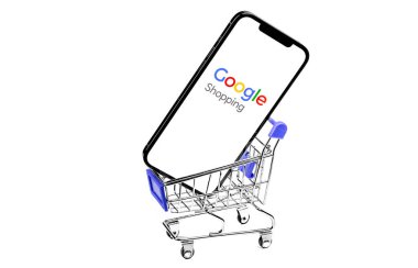 Ekran akıllı telefonunda Google Alışveriş Logosu olan alışveriş arabası. Google Alışveriş - online mağazalarda arama yapan ürünler için bir Google hizmeti. Moskova, Rusya - 14 Ocak 2021
