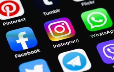 Sosyal medya mobil uygulamalarını (Facebook, Instagram, WhatsApp, Telegram, Twitter) ekran makro arayüzü akıllı telefon iPhone 'unda gösterir. Moskova, Rusya - 12 Ocak 2021