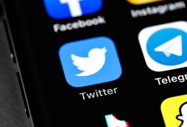 Ekran makro arayüzü akıllı telefon iPhone 'unda sosyal medya mobil uygulamalarını (Twitter, Telegram, Facebook) göstermek. Moskova, Rusya - 12 Ocak 2021