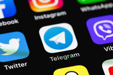 Sosyal medya mobil uygulamalarını (Twitter, Telegram, Facebook, Instagram, Viber) ekrandaki makro arayüz akıllı telefon iPhone 'unda gösterir. Moskova, Rusya - 12 Ocak 2021
