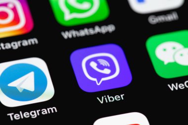 Sosyal medya mobil uygulamalarını (Viber, Telegram, WeChat, WhatsApp) ekranda göstermektedir. Moskova, Rusya - 12 Ocak 2021