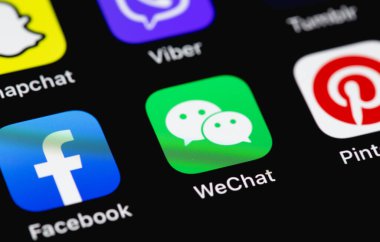 Ekran makro arayüzü akıllı telefon iPhone 'unda sosyal medya mobil uygulamalarını (WeChat, Facebook, Viber, Snapchat) göstermek. Moskova, Rusya - 12 Ocak 2021