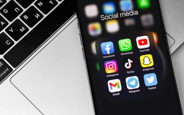 bir ekranda sosyal medya mobil uygulamalarını (WhatsApp, Facebook, Messanger, Instagram, Snapchat, TikTok, Telegram, Gmail, Twitter) gösterir. Moskova, Rusya - 11 Ocak 2021