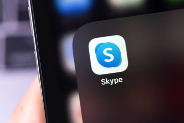 Skype mobil uygulaması ekran akıllı telefonunda. Skype - video konferans yazılımı. Moskova, Rusya - 11 Ocak 2021
