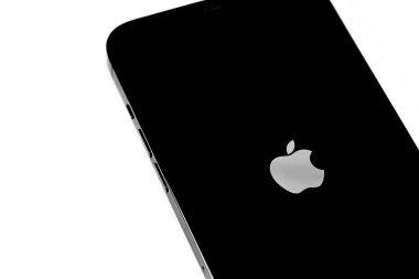 Apple logosuyla ve ekranda yeni iPhone 'u açıp yeniden başlatın. Apple çok uluslu bir teknoloji şirketidir. Moskova, Rusya - 14 Ocak 2021