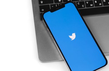 Twitter mobil uygulama logosu ekrandaki akıllı telefondan yakın çekimde. Twitter, mikroblog ve ağ iletişimi için bir sosyal medya hizmetidir. Moskova, Rusya - 4 Aralık 2020