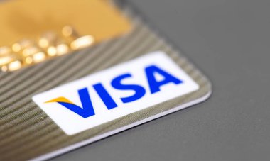 Visa plastik elektronik, kredi kartı kapanışı, logo makrosu. Visa - çok uluslu Amerikan şirketi ödeme hizmetleri sunuyor. Moskova, Rusya - 18 Ocak 2021