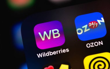 Yaban mersini ve Ozon mobil uygulaması akıllı telefonda. Yabanmersini, Ozon - Rus pazarı, online mağazalar, Rusya 'da alışveriş. Moskova, Rusya - 28 Kasım 2020