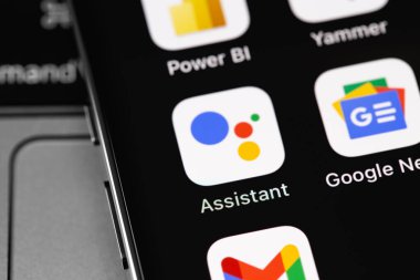 Ekran akıllı telefonu, iPhone 'da Google Mobil Uygulama Yardımcısı simgesi. Google Asistan, bulut tabanlı kişisel asistan hizmetidir. Moskova, Rusya - 16 Şubat 2021