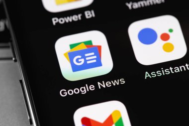 Google News mobil uygulama simgesi ekranda akıllı telefon, iPhone yakın plan. Google News bedava haber toplayıcısıdır. Moskova, Rusya - 16 Şubat 2021