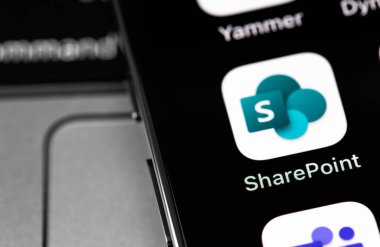 Microsoft SharePoint mobil uygulaması ekran akıllı telefonunda. Microsoft SharePoint, yazılım ürünleri ve bileşenleri, işbirliği yazılımlarından oluşan bir kolleksiyondur. Moskova, Rusya - 16 Şubat 2021