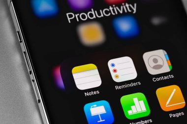 Apple iWork verimlilik araçları iPhone ekranında mobil uygulamalar, yakın plan. iWork, Apple Inc. Moskova, Rusya - 20 Şubat 2021