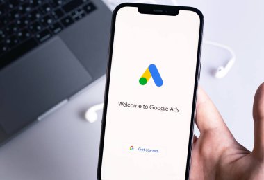 Google Ads (AdWords) logo mobil uygulaması el kamerasında akıllı telefon iPhone ekranında. Google Ads, temelde Google 'dan gelen bir arama reklamları servisidir. Moskova, Rusya - 12 Ocak 2021