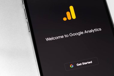 Google Analitik Mobil Uygulaması ekranda akıllı telefonun yakın planında. Google Analytics, Google tarafından web sitesi ziyaretçileri hakkında detaylı istatistikler oluşturmak için sağlanan ücretsiz bir hizmettir. Moskova, Rusya - 17 Ocak 2021