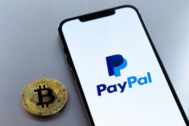 PayPal logosu ekrandaki akıllı telefonunda bitcoin kripto para birimi var. Paypal internet tabanlı dijital para transferi servisidir. Moskova, Rusya - 20 Ocak 2021