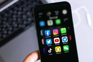 Sosyal medya mobil uygulamalarını (Facebook, Instagram, WhatsApp, Twitter, YouTube, Telegram, TikTok, Snapchat, WeChat) ekranda göstermektedir. Moskova, Rusya - 16 Ocak 2021