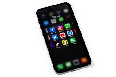 Sosyal medya mobil uygulamalarını (Instagram, TikTok, Facebook, YouTube, Snapchat) ekranda beyaz arkaplanda makro arayüz akıllı telefon iPhone 'unda gösterir. Moskova, Rusya - 15 Ocak 2021