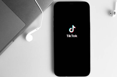 TikTok logo mobil uygulaması ekran iPhone ve Macbook defterinde. TikTok video yaratmak ve paylaşmak için bir uygulamadır. Moskova, Rusya - 12 Ocak 2021