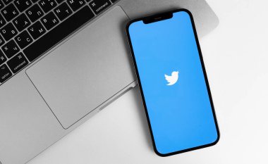 Twitter mobil uygulama logosu Macbook defterli akıllı telefon iPhone 'unda. Twitter, mikroblog ve ağ iletişimi için bir sosyal medya hizmetidir. Moskova, Rusya - 12 Ocak 2021