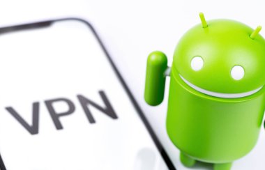 VPN (Sanal Özel Ağ) sembolü, ekranda Android figürlü akıllı telefon simgesi. Android akıllı telefonlar, tablet bilgisayarlar ve diğer cihazlar için bir işletim sistemidir. Moskova, Rusya - 16 Ocak 2021