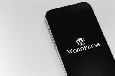 WordPress logosu ekranda, akıllı telefon, iPhone yakın plan. WordPress - açık kaynak içerik yönetim sistemi. Moskova, Rusya - 20 Ocak 2021