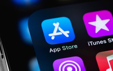 App Store, iTunes mobil simge uygulamaları ekran iPhone 'unda. App Store, Apple Inc. Moskova, Rusya tarafından 23 Ocak 2021 'de geliştirilen mobil uygulamalar için dijital dağıtım servisidir.