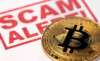 Siber güvenlik, Bitcoin kripto para birimi sembolü ile beyaz arkaplan kapatma dümeni